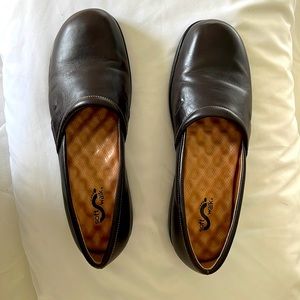 Women’s Soft Walk brown Comfort shoes - size 13 M